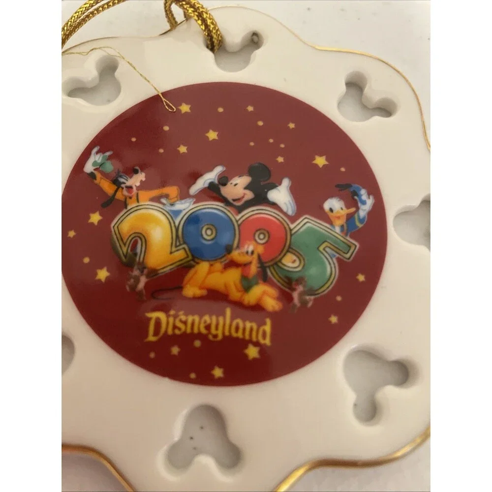 Disneyland 2005 Collectors Snowflake Ornament Authentic Disney Parks Pixar